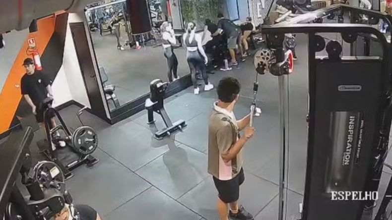 Una joven queda atrapada bajo 180 kilos y se fractura las rodillas en un gimnasio de Brasil. | LM Neuquen Una joven queda atrapada bajo 180 kilos y se fractura las rodillas en un gimnasio de Brasil.