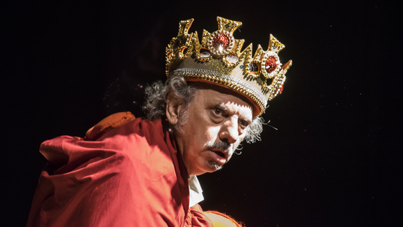 El ex ypefiano que se sube a los tablones de un teatro y reescribe su historia