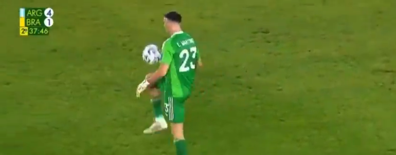 Dibu Martínez hizo de las suyas en la victoria de la Selección Argentina.