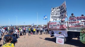 Doscientas personas marcharon en contra de las tomas mapuches