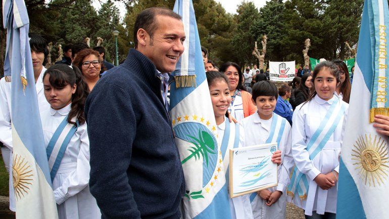 El gobernador junto a alumnos de Las Coloradas.