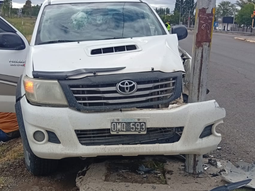 fuerte choque en ruta 22: una 4x4 impacto contra un poste fuerte choque en ruta 22: una 4x4 impacto contra un poste