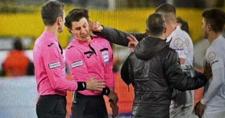 Paliza del presidente de un club a un árbitro en Turquía: fuertes imágenes