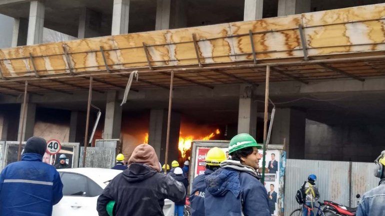 Susto en el Alto: hubo un incendio en un edificio en construcción de calle Doctor Ramón