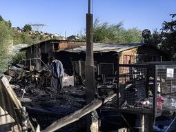 El fuego arrasó con tres casas de Bariloche y sus ocupantes perdieron todo. Se inició una campaña para ayudarlos. El fuego arrasó con tres casas de Bariloche y sus ocupantes perdieron todo. Se inició una campaña para ayudarlos.