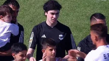 El streamer Spreen debutó en la primera de Riestra. Y salió al minuto de juego.