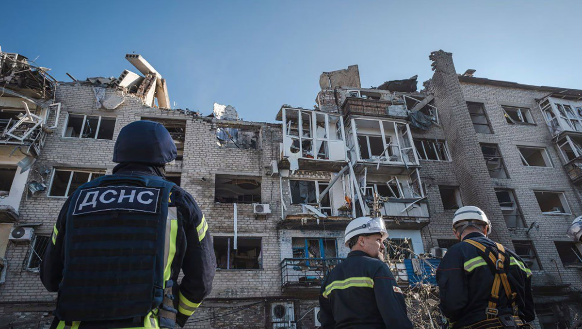 Buscan a los sobrevivientes de un ataque a un edificio