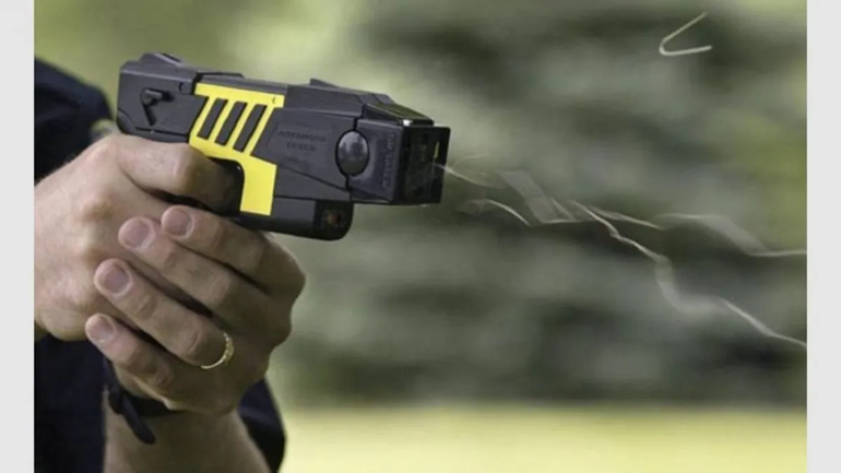 Para el Comité, armas no letales como las Taser pueden provocar consecuencias indeseadas. Para el Comité, armas no letales como las Taser pueden provocar consecuencias indeseadas.