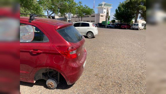 Robarruedas de gira atacaron en el aeropuerto de Neuquén
