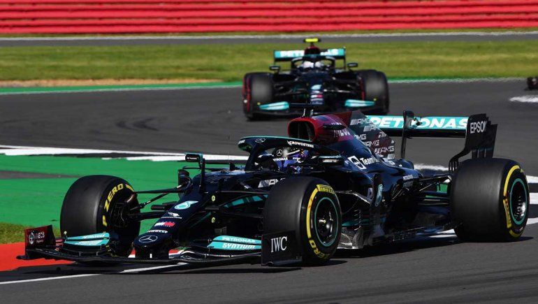 Lewis Hamilton ganó de forma polémica la carrera de la Fórmula 1 en Silverstone