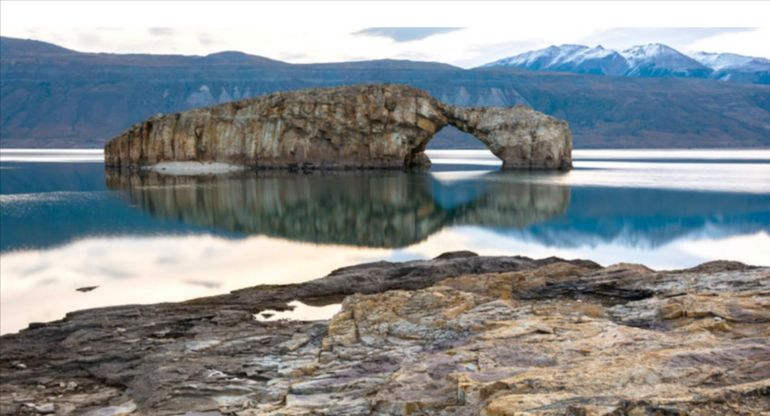 El Arco de Piedra, otro símbolo de Lago Posadas, en Santa Cruz.