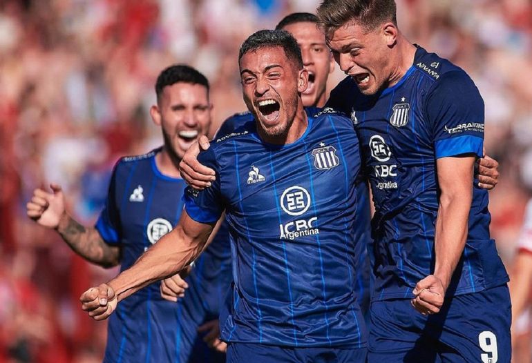 Portillo y Girotti festejan el gol de la victoria de Talleres sobre Huracán en La Paternal.&nbsp;