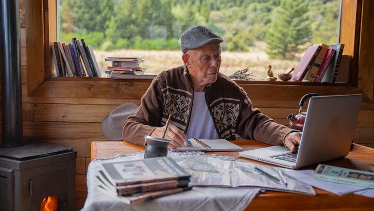 Domingo y su pasión por escribir como inmigrante, en San Martín de los Andes. Domingo y su pasión por escribir como inmigrante, en San Martín de los Andes.