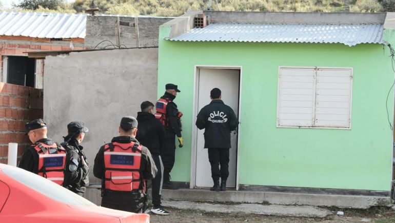 Uno de los procedimientos de este viernes en Chubut: utilizaron perros entrenados en la identificación de restos ocios y hallaron una vicera que usaba Emanuel