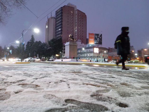 En imágenes: la Autovía Norte con nieve y la ciudad vestida de blanco