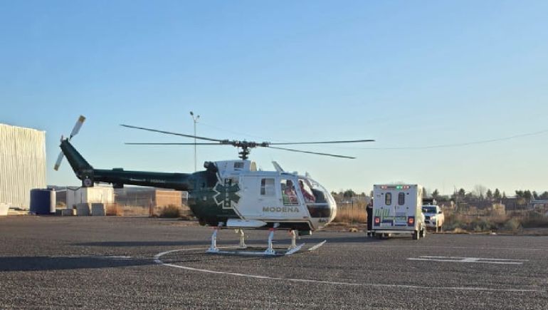 El helicóptero que trsaladó al petrolero desde Rincón de los Sauces.