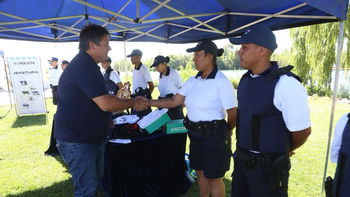 gaido entrega uniformes policia verano
