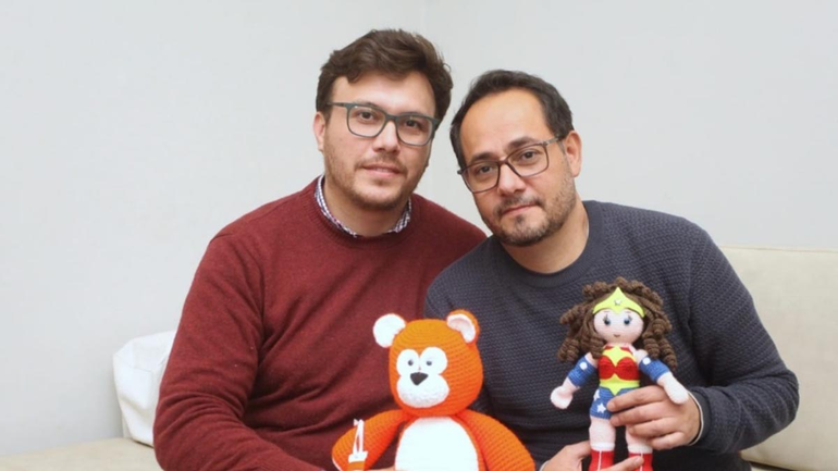 Histórico: autorizan a dos hombres a ser padres por gestación solidaria