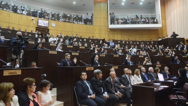 Quieren despersonalizar la propaganda oficial en todos los poderes de la provincia