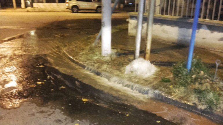 Calles inundadas por un acueducto roto en el centro-oeste