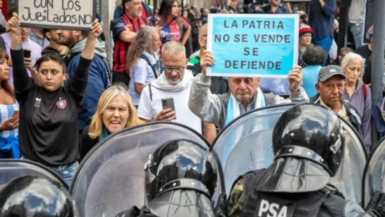 Incidentes en Plaza de Mayo: masiva movilización contra la condena de Cristina Kirchner