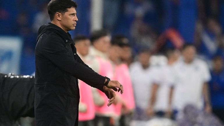 Se cae a pedazos: Vélez volvió a perder ante Huracán y renunció Sebastián Domínguez