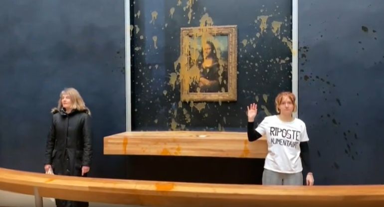 Las activistas frente a La Gioconda, luego de arrojarse sopa. Las activistas frente a La Gioconda, luego de arrojarse sopa.