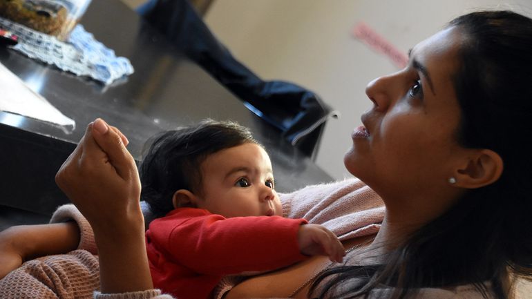 Sabina y su hija Eva, quien nació el 31 de diciembre pasado en su casa.