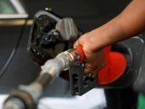 Imagen de archivo de un empleado de una estación de combustible cargando gasolina en el automóvil de un cliente en una estación de NNPC Mega en Abuya, Nigeria. 19 de marzo, 2020. REUTERS/Afolabi