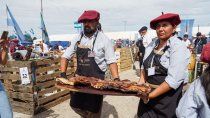 hablo el jurado de asadores en zapala: ¿quien cocina mejor, la mujer o el hombre?