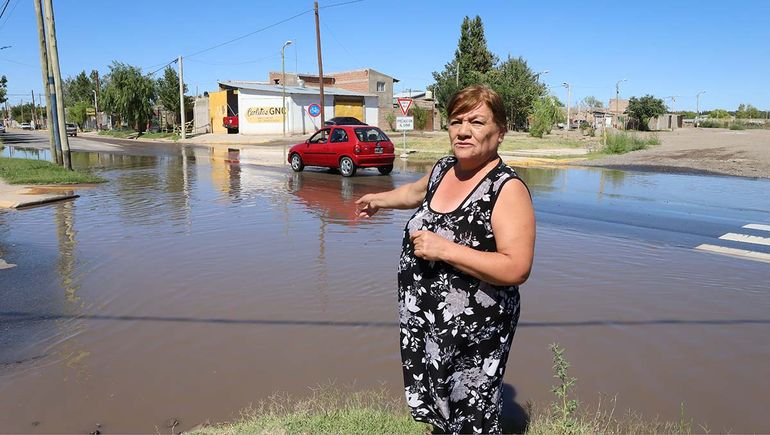 Una laguna de agua potable en medio del barrio: bronca de vecinos por una rotura que lleva días