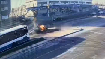 cinco personas escaparon de las llamas: los choco un colectivo y el auto se incendio cinco personas escaparon de las llamas: los choco un colectivo y el auto se incendio