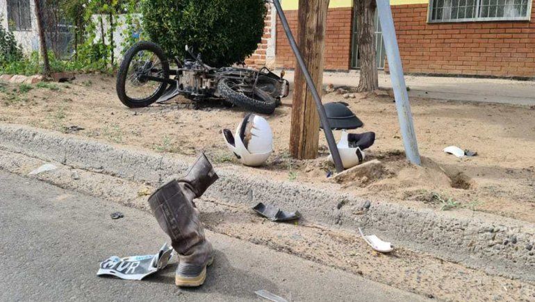 El motociclista salió volando de su moto tras el choque y se golpeó contra un poste de luz y un canasto de basura.