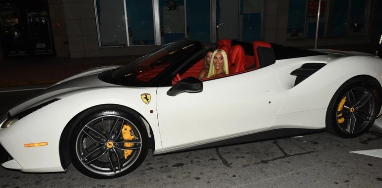 Kim Kardashian en su Ferrari 488 Italia. Kim Kardashian en su Ferrari 488 Italia.