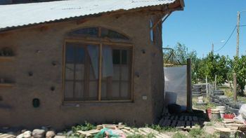 cipolletti: la muni advirtio a una vecina por su casa de barro