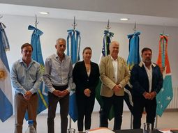 El secretario de Agricultura de la Nación, Sergio Iraeta (segudo de la derecha) junto a los referentes de áreas de la provincias patagónicas. El secretario de Agricultura de la Nación, Sergio Iraeta (segudo de la derecha) junto a los referentes de áreas de la provincias patagónicas.