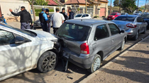 se distrajo cuando pasaba por una escuela, le choco los autos a docentes y termino en el hospital se distrajo cuando pasaba por una escuela, le choco los autos a docentes y termino en el hospital