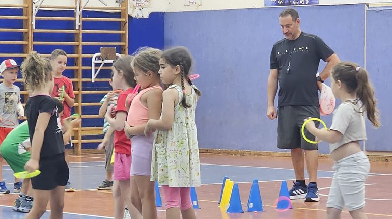 Damián, durante una clase en una escuela de Israel. Damián, durante una clase en una escuela de Israel.