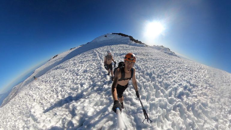 Dos deportistas neuquinos escalaron el Lanín en cuero para desafiar al frio. Fotografía: gentileza. Dos deportistas neuquinos escalaron el Lanín en cuero para desafiar al frio. Fotografía: gentileza.