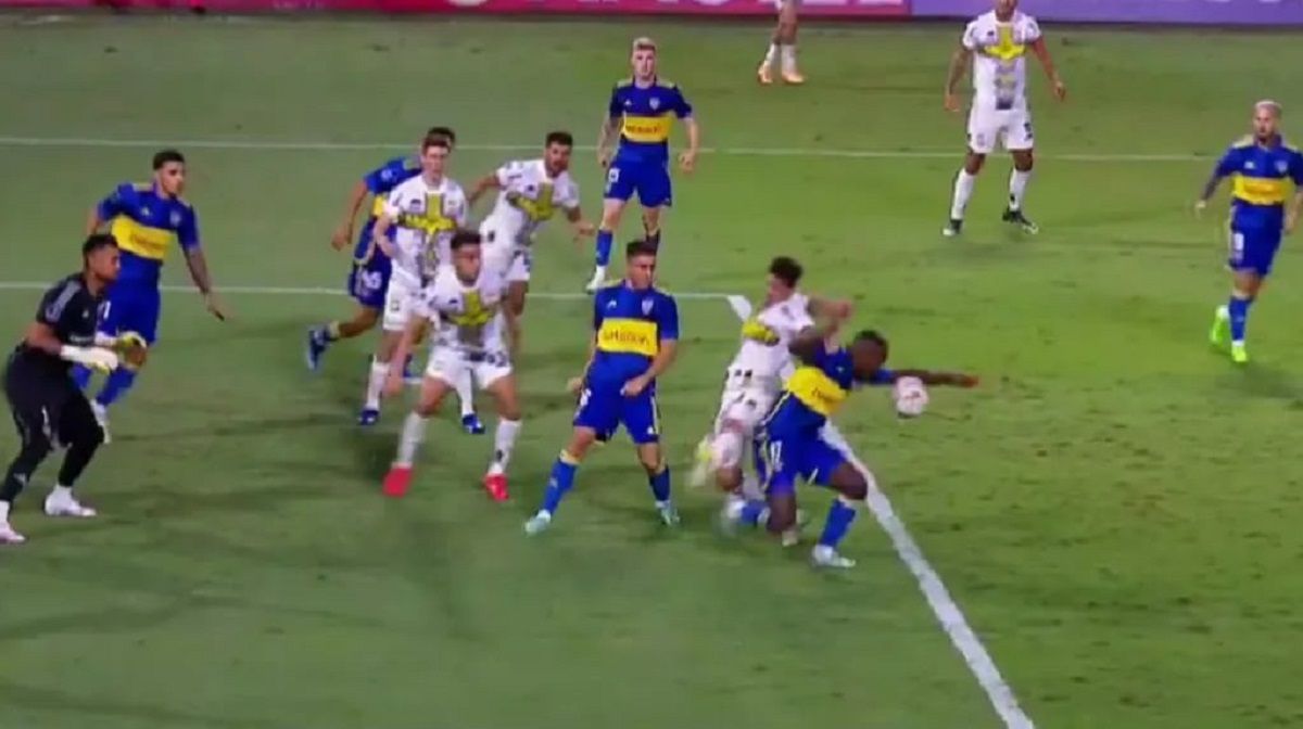 ¿Fue mano y penal de Advíncula en la victoria de Boca a Trinidense?