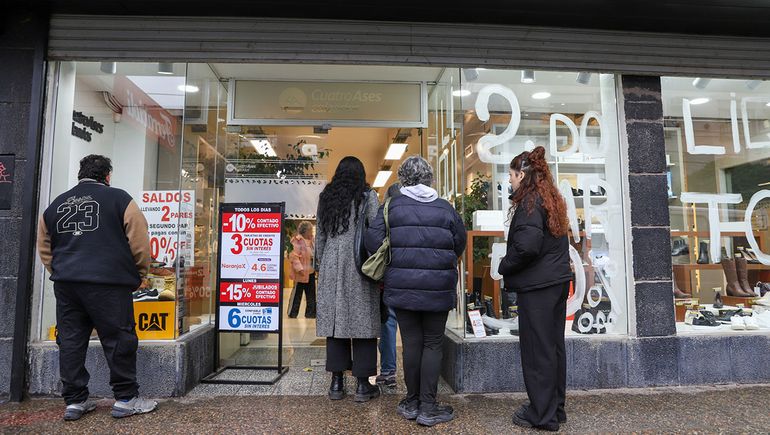 Tras 61 años, cierra una histórica zapatería de Neuquén: filas para aprovechar las últimas ofertas