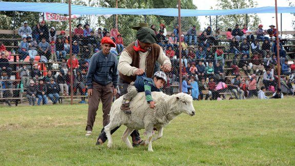 Hasta los más chiquitos participan de la Fiesta del Puestero en Junín de los Andes.
