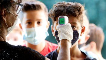toma temperatura chicos alumnos escuelas generica