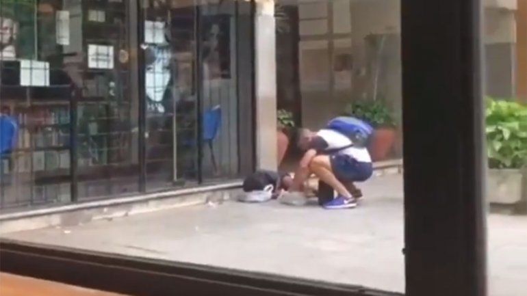 Video: el emocionante gesto de un futbolista con un nene indigente de Tucumán