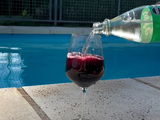 Botella de vino tinto junto a una Sprite helada: la combinación que rompió prejuicios y abrió debates