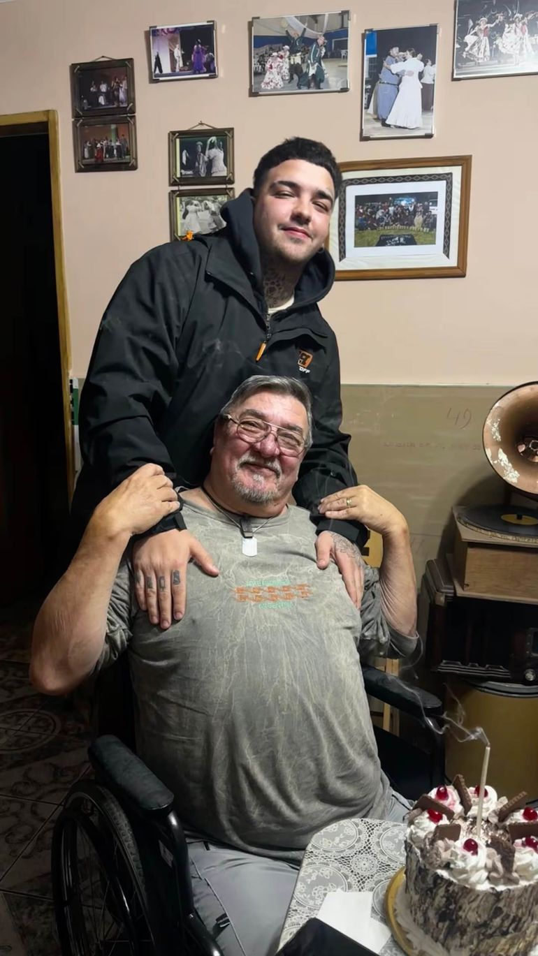 Kevin sacó un crédito en el banco para comprarle la prótesis a su padre y emocionó a todos. Kevin sacó un crédito en el banco para comprarle la prótesis a su padre y emocionó a todos.