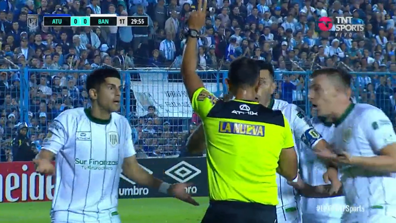 La polémica jugada que se vivió en Atlético Tucumán-Banfield: ¿Acertó el neuquino Herrera?