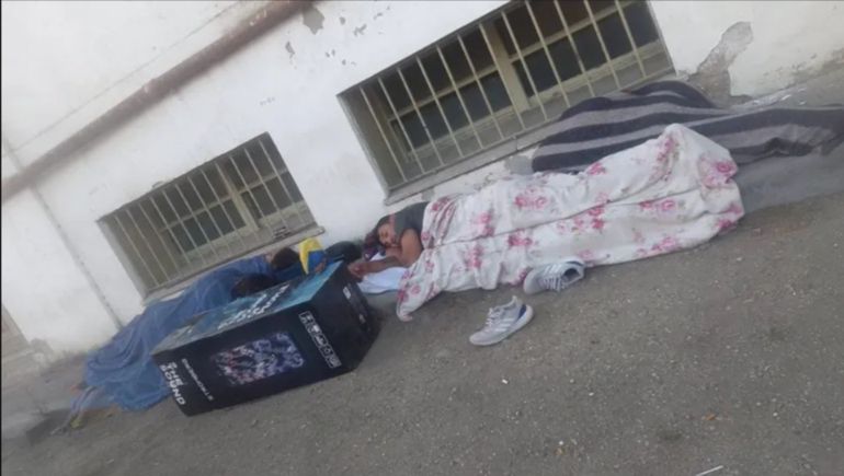 Ivana, la madre de Juan de la Cruz Aguilar, llegó a dormir en un colchón ern la vereda del hospital regional de Comodoro Rivadavia, en Chubut. Ivana, la madre de Juan de la Cruz Aguilar, llegó a dormir en un colchón ern la vereda del hospital regional de Comodoro Rivadavia, en Chubut.