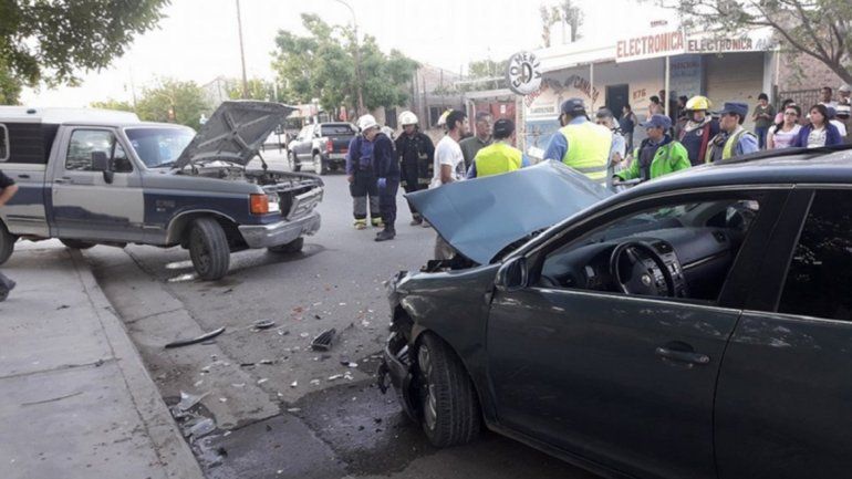 Dos heridos en un fuerte choque múltiple en Centenario
