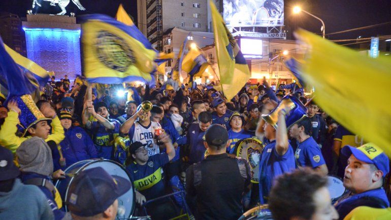 El Alto Valle celebró a pleno la conquista. Los festejos se iniciaron en el Bosque con una gastada a River y tuvieron su continuidad en La Bombonera. Neuquén y Cipolletti estallaron con el bi.&nbsp;